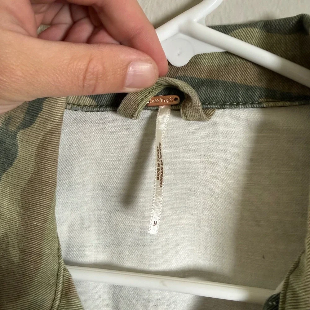 Free‎ People Womens Camo Cropped Denim Jacket Green Camouflage Raw Hem Size M - Picture 2 of 6